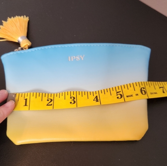 Ipsy Makeup Bag May 2020 Limited Edition Glambag Plus Ombre Blue/Yellow - Picture 3 of 6